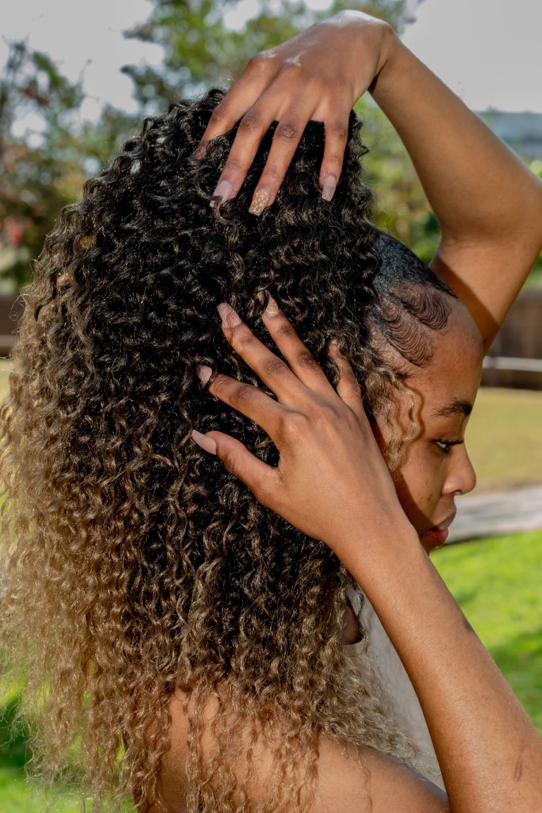 Curly girl method : ce qu'il faut vraiment en retenir avant de se lancer