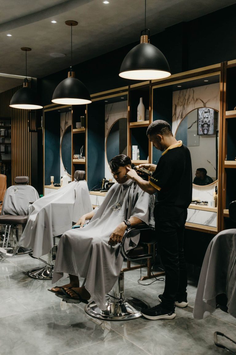 Devenir coiffeur : le CAP, l'apprentissage et les étapes du parcours