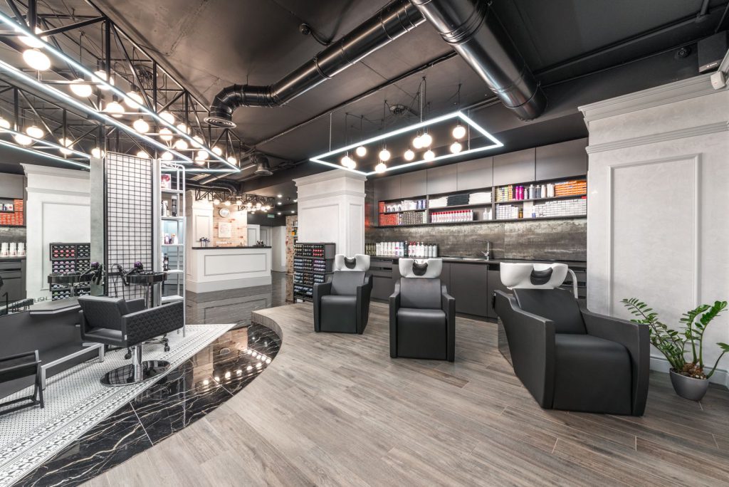 Comprendre le prix d'une prestation en salon : ce qui justifie l'écart