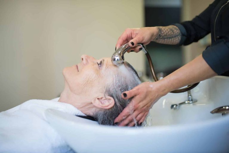 Routine capillaire : dans quel ordre appliquer shampoing, soin et masque