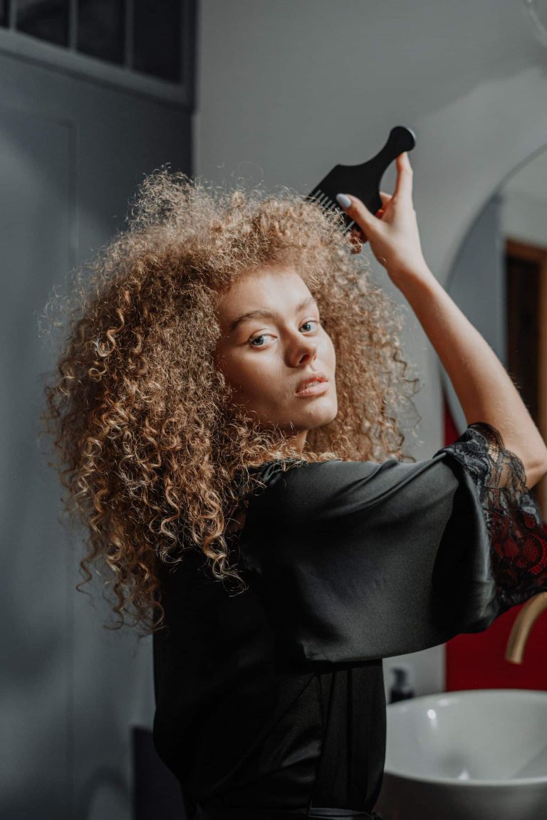 Cheveux secs et cassants : identifier les vraies causes avant de changer de produits