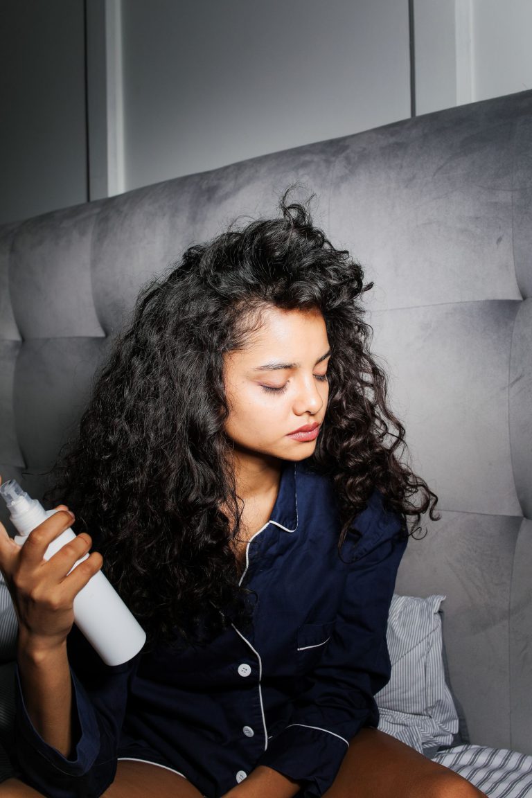 Cheveux colorés : comment préserver l'éclat de sa couleur entre deux rendez-vous
