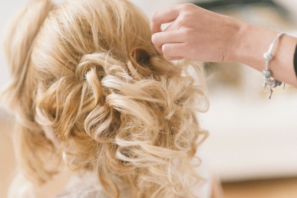 Les couleurs de cheveux qui marquent la saison, et pourquoi elles reviennent