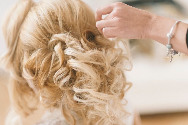 Les couleurs de cheveux qui marquent la saison, et pourquoi elles reviennent