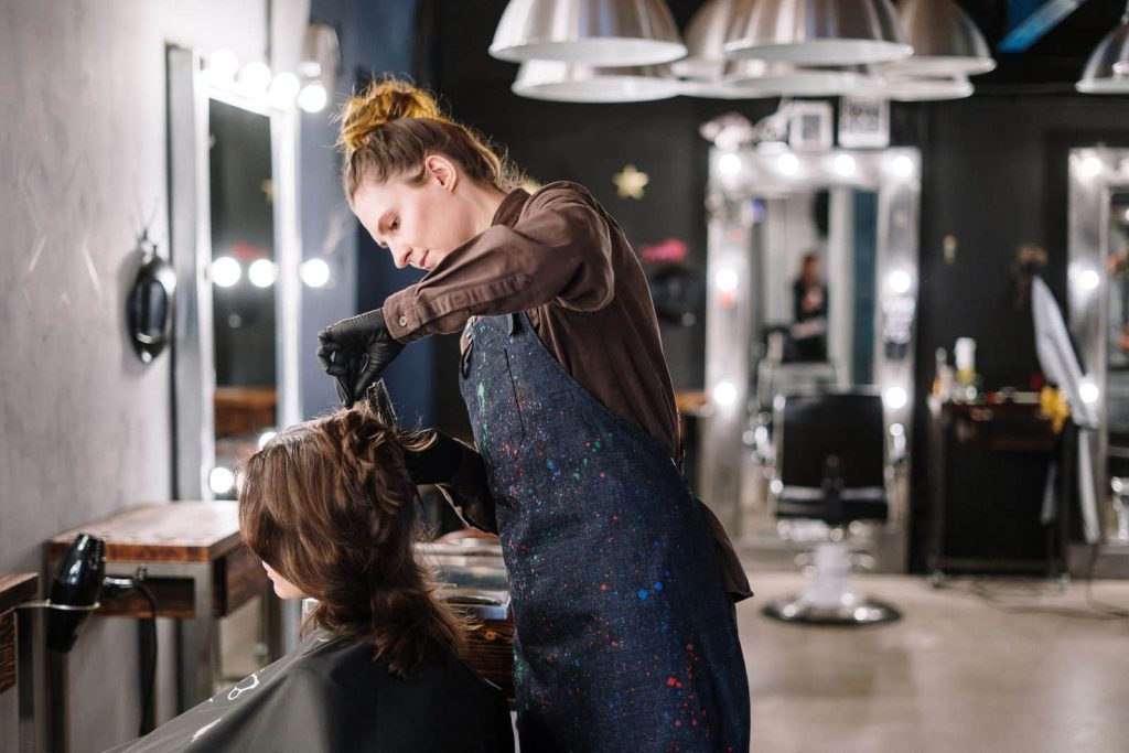 Balayage, ombré, babylights : comprendre les techniques de coloration tendance