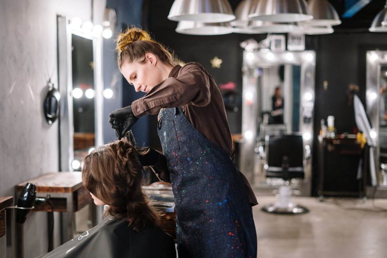 Balayage, ombré, babylights : comprendre les techniques de coloration tendance